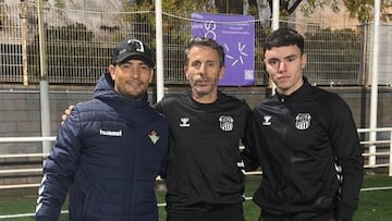 Chimy, a la izquierda, con su cuerpo técnico en el Calavera.