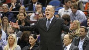 Rick Adelman, durante un partido de los Wolves.