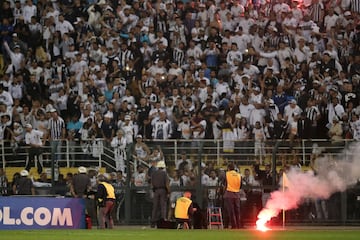 El partido entre Santos e Independiente fue suspendido a pocos minutos de final por incidentes en las tribunas del Pacaembú cuando el juego iba 0-0. Este resultado le da la clasificación a Independiente a los cuartos de final de la Copa Libertadores luego de la decisión de la Conmebol de otorgarle el triunfo 3-0 en la ida por la mala inclusión del uruguayo Carlos Sánchez.