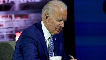 El presidente electo, Joe Biden, toma notas durante una reunión con su consejo asesor de COVID-19, el lunes 9 de noviembre de 2020 en el teatro The Queen en Wilmington, Delaware.