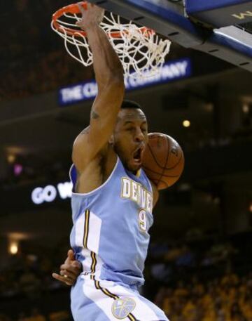 Andre Iguodala encesta el balón ante los Warriors de Golden State durante el partido de la División Oeste de cuartos de final de los playoffs de la NBA