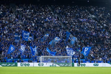 Conocido como Al-Za’eem (“El Jefe” o “El Líder”), es el club con más socios del país. Sus colores son el azul real y el blanco. Fundado en 1957, Al-Hilal es también el equipo más laureado de la región, con numerosos títulos nacionales e internacionales.