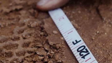 Un pulgar en una cinta métrica sobre tierra marca poco más de 120 pies durante el Darkfest de MTB, en abril del 2023.