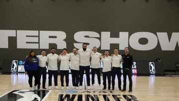 Ramón Díaz junto con el staff técnico de Capitanes CDMX tras un partido de la NBA G League 2021