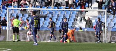 El jugador del Rayo Vallecano, Óscar Valentín, marca el 2-0 al Atlético de Madrid. 