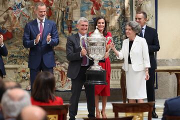 Los Reyes y José Manuel Franco entregan el Premio Reina Sofía a RTVE por la difusión de la actividad deportiva entre los discapacitados físicos, psíquicos o sensoriales en los Premios Nacionales del Deporte.