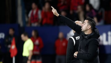 PAMPLONA, 08/11/2022.- El entrenador del FC Barcelona Xavi Hern¨¢ndez (d) durante el partido de Liga en Primera Divisi¨®n que Osasuna y FC Barcelona disputan este martes en el estadio de El Sadar, en Pamplona. EFE/ Jes¨²s Diges
