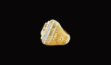 Así es el anillo de campeones de la temporada 2020 de los Angeles Lakers. La franquicia de California lo ha recibido esta noche antes del inicio del partido frente a los Clippers.