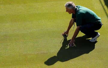 Los jardineros se aseguran de que la pista est¨¦ en perfectas condiciones.