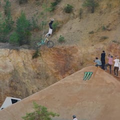 Bienve Aguado plancha el primer Tsunami Frontflip en MTB durante el Audi Nines