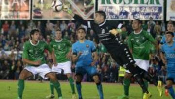 Imagen de Fuentes, el portero del Villanovense, despejando un bal&oacute;n.