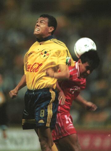 El "Tiburón" Sánchez jugó en Chivas durante dos etapas: 1991-1999 y 2000 a 2003. El defensa central mexicano partió al América como moneda de cambio para facilitar la llegada de Oswaldo Sánchez al Rebaño.