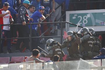 Hinchas de Universidad de Chile pelean con carabineros antes del partido contra Colo Colo por primera division en el estadio Nacional.