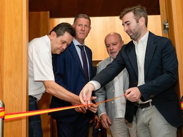 El 2 de junio de 1978, Santiago Bernabéu falleció en Madrid a los 82 años. Jugador, entrenador, directivo y presidente, su figura es clave en la historia del Real Madrid. En la foto, inauguración de la exposición de Santiago Bernabéu en el hotel Blu de Almansa, Albacete. 