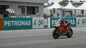 Red Bull KTM Ajo's Italian rider Celestino Vietti crosses the finish line to win the Moto2 race of the MotoGP Malaysian Grand Prix at the Sepang International Circuit in Sepang on November 3, 2024. (Photo by Lillian SUWANRUMPHA / AFP)
