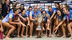 Las jugadoras del Sabadell posan con el trofeo de campeonas de la Supercopa de Europa de Waterpolo