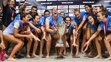 Las jugadoras del Sabadell posan con el trofeo de campeonas de la Supercopa de Europa de Waterpolo