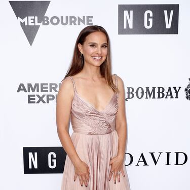 Nacida en Jerusalén, tiene doble nacionalidad israelí y estadounindesne, Natalie Portman adoptó el apellido de su abuela, Portman, para su nombre artístico y cambió su nombre al nombre inglés más parecido por sonoridad, Natalie.