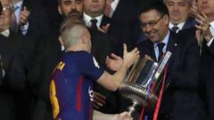 Iniesta, con Bartomeu.