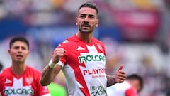 Facundo Batista festeja un gol con Necaxa.