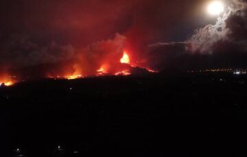 Imágenes del volcán durante la noche del 21 de septiembre. 