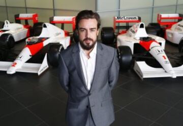 Presentación en su vuelta a la escudería británica con los míticos McLaren-Honda de Prost y Senna al fondo.