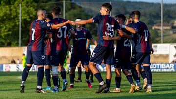 La plantilla del Eibar celebra un gol en pretemporada.