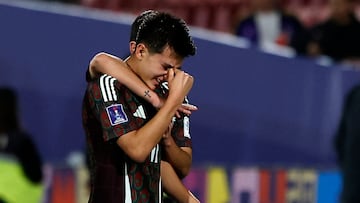 Mexico's midfielder #11 Gilberto Mora leaves the field at the end of the 2025 FIFA U-20 World Cup quarter-final football match between Mexico and Argentina at the National Stadium in Santiago on October 11, 2025. (Photo by Raul BRAVO / AFP)