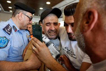 Un prisionero palestino liberado es recibido tras ser liberado de una cárcel israelí como parte de un intercambio de rehenes por prisioneros y un acuerdo de alto el fuego en Gaza entre Hamás e Israel, en Ramallah.