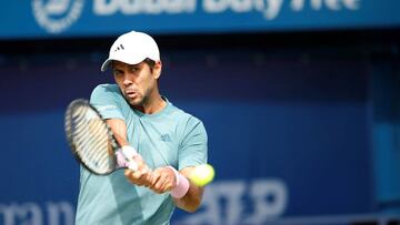 El tenista español Fernando Verdasco devuelve la bola al italiano Thomas Fabbiano durante su partido de primera ronda del torneo de tenis de Dubái (Emiratos Árabes Unidos).
