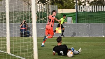 Roberto festeja su gol al Sevilla Atl&eacute;tico.