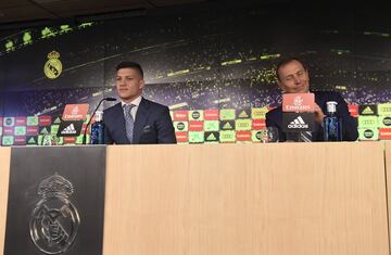 El jugador serbio Luka Jovic y Emilio Butragueño en la rueda de prensa posterior a la presentación. 