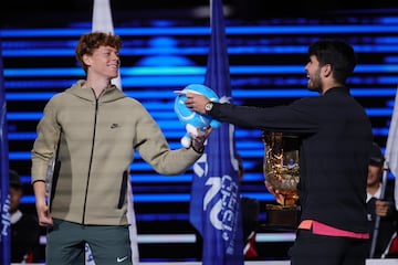 Sinner bromea con Alcaraz en la entrega de trofeos de Pekín. 