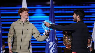 Carlos Alcaraz y Jannik Sinner bromean durante la ceremonia de premios del China Open en Pekín.