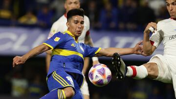 Boca Juniors' midfielder Guillermo Fernandez (L)vies for the ball with Huracan's defender Fernando Tobio and missing a chance of goal during their Argentine Professional Football League Tournament 2022 match at La Bombonera stadium in Buenos Aires, on September 19, 2022. (Photo by ALEJANDRO PAGNI / AFP)