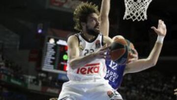 Sergio Llull entra a canasta.