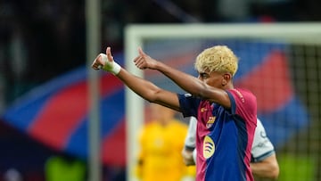 BARCELONA, 30/04/2025.- El delantero del Barcelona Lamine Yamal anota el primer gol del equipo durante el encuentro correspondiente a la ida de las semifinales de la Liga de Campeones que disputan hoy miércoles FC Barcelona e Inter en el estadio Olímpico Lluis Company, en Barcelona. EFE / Alejandro Garcia