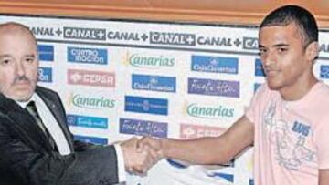 <b>YA ES BLANQUIAZUL. </b>Miguel Concepción dio la bienvenida a Juvenal en el acto de su presentación como nuevo jugador del Tenerife.