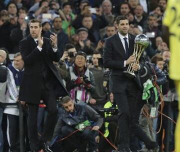 Los jugadores del Real Madrid de baloncesto, el argentino Andrés Nocioni y Felipe Reyes, ofrecen a los aficionados madridistas el trofeo que les acredita como campeones de la Copa del Rey de basket 2015.