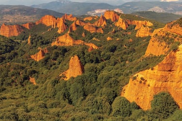 Las Médulas son los restos de la mayor mina de oro a cielo abierto del Imperio Romano y hoy son un espectacular paisaje cultural donde se ve la capacidad de los romanos para extraer el metal y cambiar la economía y el desarrollo de la zona.