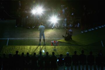 Rafael Nadal posa ante los fotógrafos con el trofeo de Wimbledon 2008 tras vencer en la final a Roger Federer.