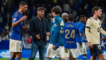 OVIEDO, 25/09/2025.- El entrenador del Oviedo, Veljko Paunovic (2-i), saluda a sus jugadores al término del partido de la sexta jornada de LaLiga EA Sports que Real Oviedo y FC Barcelona han disputado este jueves en el estadio Carlos Tartiere. EFE/Paco Paredes