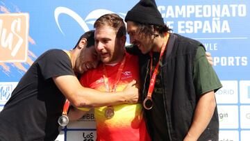 Arkaitz Armendariz (2º), Daniel Peñafiel 'Naran' (1º) y Miguel Semens (3º) posan juntos con sus medallas en el Campeonato de España de BMX Freestyle.