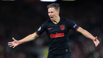 Llorente celebra el 2-2 al Liverpool que daba la eliminatoria al Atletico en Anfield. 