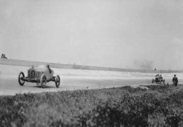 Eddie Cheever ostenta el récord de vuelta en carrera en 236,103 Millas la Hora (379,889 Km/h). La trascendental cita no pasó desapercibida para la Fórmula 1 y de 1950 a 1960 formaba parte del Campeonato que otorgaba puntos para el Mundial de Conductores. En la imagen, Billy Knipper en la edición de 1913.  