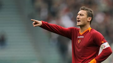 Roma's forward Francesco Totti prepares for a free kick against Parma during Italian serie A football match at Rome's Olympic Stadium , 11 February 2007.