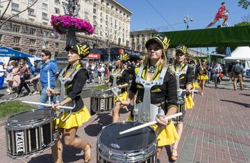 Banda musical dando la bienvenida a la copa de la Champions League a Kiev.