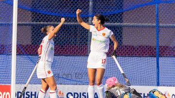 La Selección española de hockey hierba femenina celebra un gol ante Alemania.