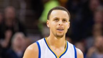 Stephen Curry (22) y los Warriors abusan de los Mavericks
