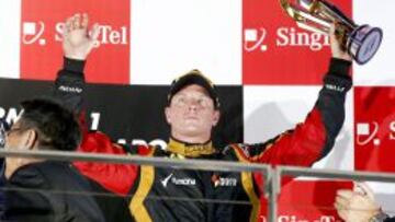 Kimi Raikkonen, en el podio del GP de Singapur.
